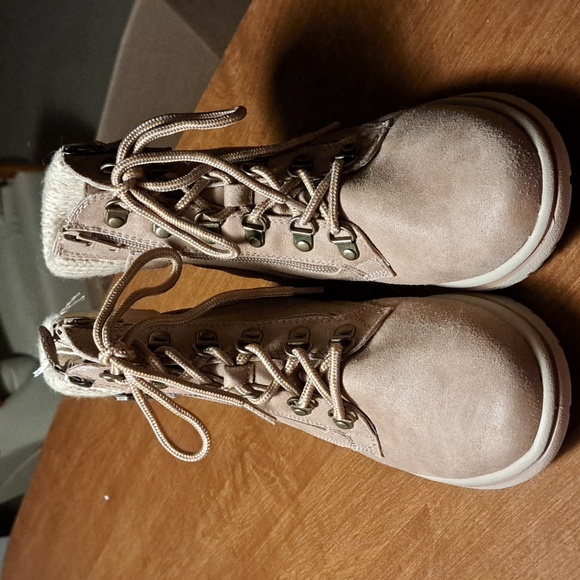 FLASH SALE Cliffs boots6.5 but fit more like 6 Khols - Picture 2 of 8